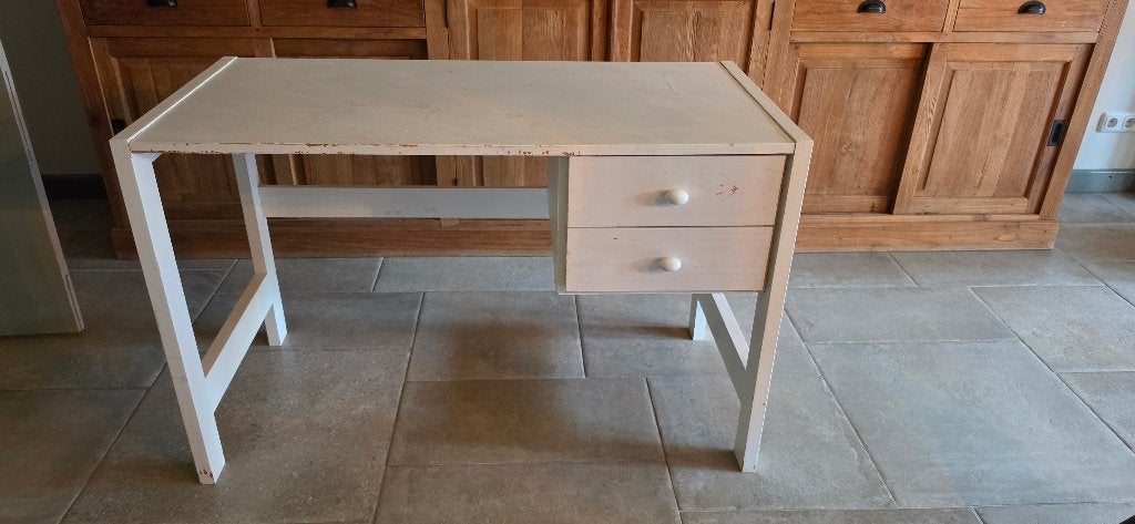 Wit bureau met lades en gebruikerssporen, Huis en Inrichting, Bureaus, Ophalen, Gebruikt, 115 cm, Kinderbureau