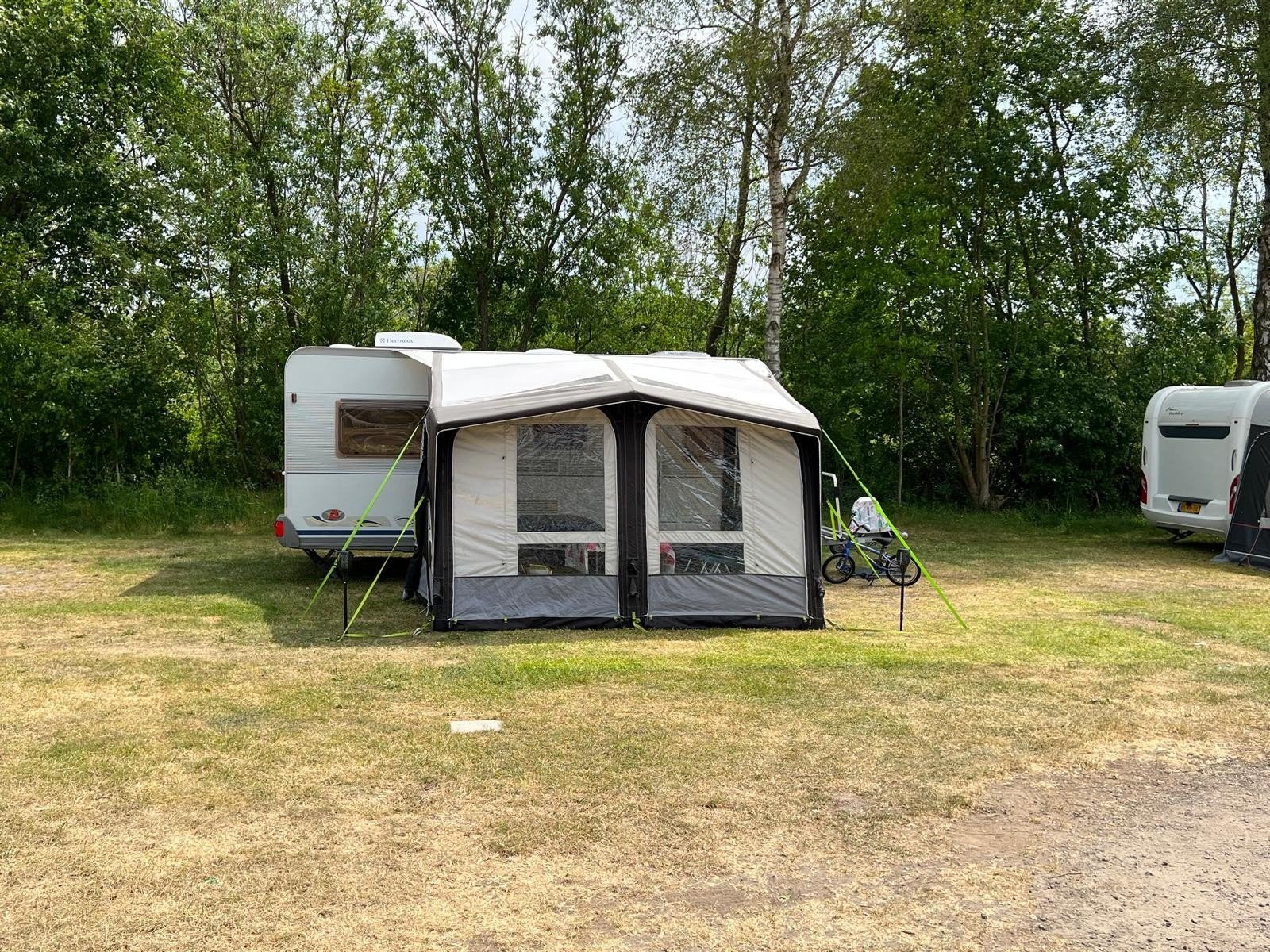 Ruime 5-persoons caravan met stapelbed en extra's, Caravans en Kamperen, Stapelbed, Gascomfoor, Particulier, Tot en met 5