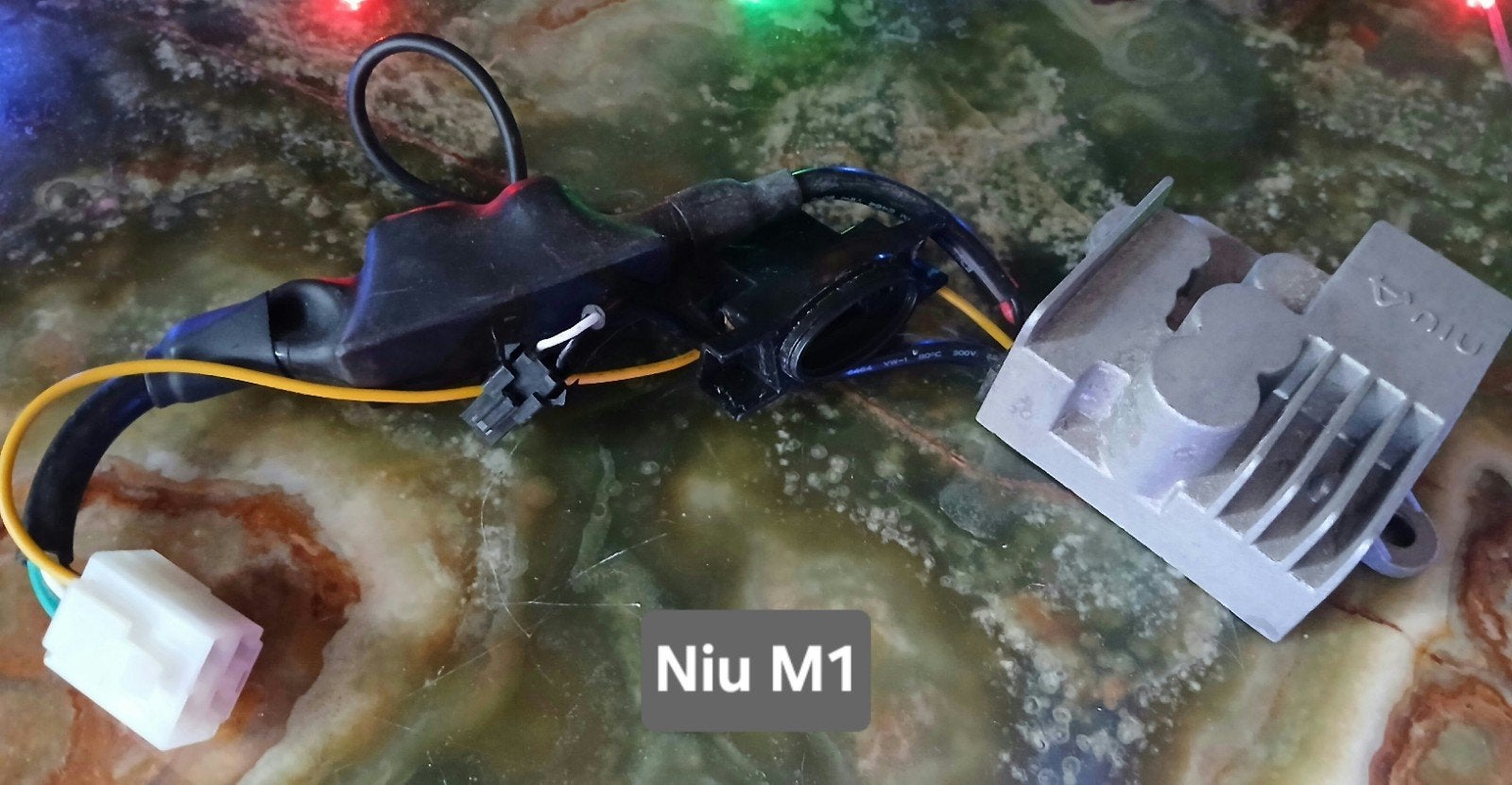 Originele Niu M1 Spanningsregelaar met usb aansluiting, Fietsen en Brommers, Ophalen of Verzenden, Overige typen, Overige merken