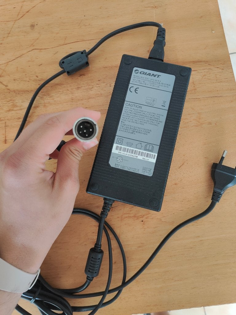 Charger Giant DPS-83CB A 5 pin, Ophalen of Verzenden