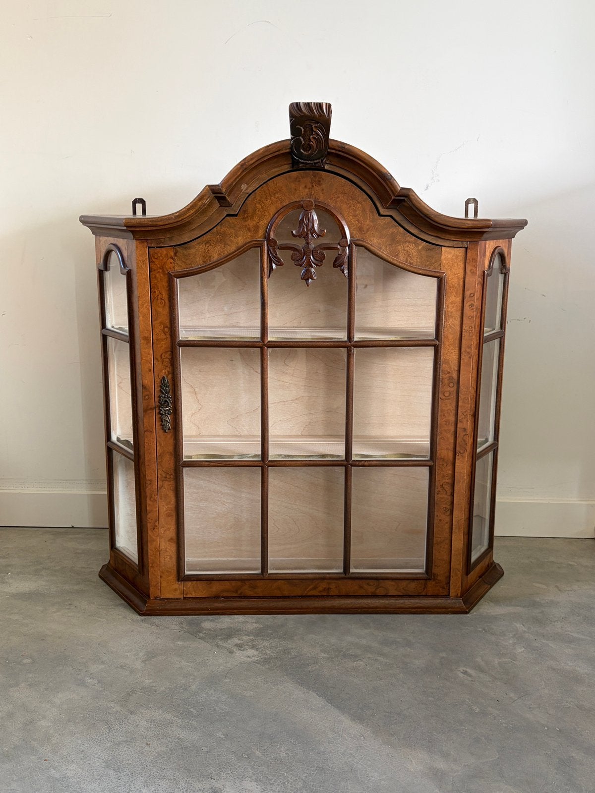 Vintage wortelnoten wandvitrine vitrinekastje jaren 70, Huis en Inrichting, Ophalen, 50 tot 100 cm, Zo goed als nieuw, Minder dan 100 cm