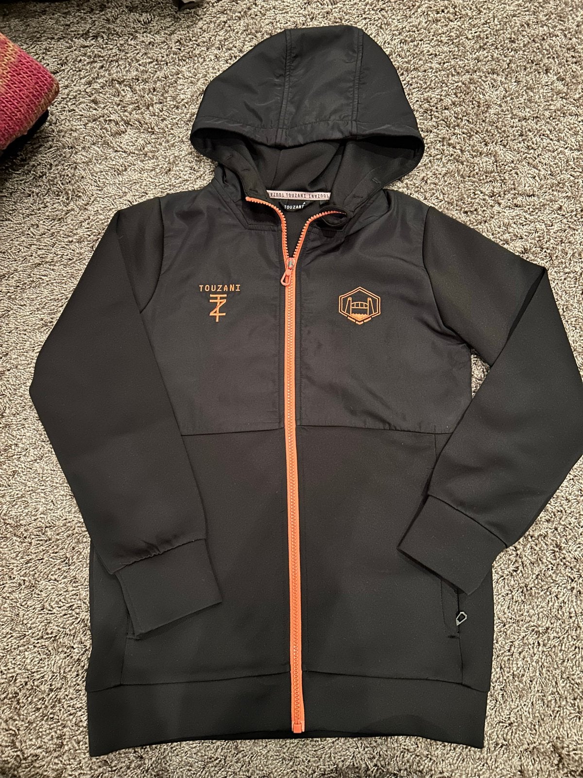 Touzani hoodie maat 152 zwart met oranje rits, Ophalen of Verzenden, Zo goed als nieuw, Jongen of Meisje, Trui of Vest