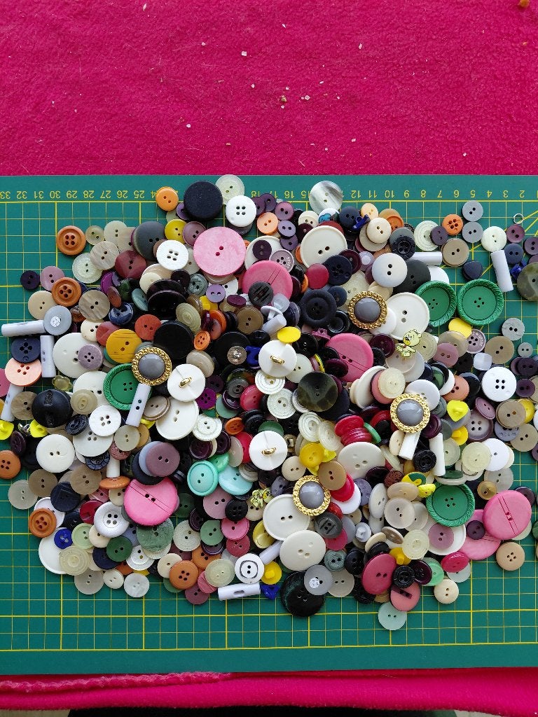 Veel gebruikte knopen diverse kleuren  en maten 1s, Ophalen of Verzenden, Gebruikt, Knoop of Knopen