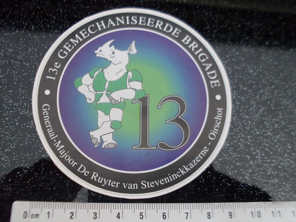 sticker 13e gemechaniseerde brigade oirschot logo neushoorn, Verzamelen, Verzenden, Zo goed als nieuw, Bedrijf of Vereniging