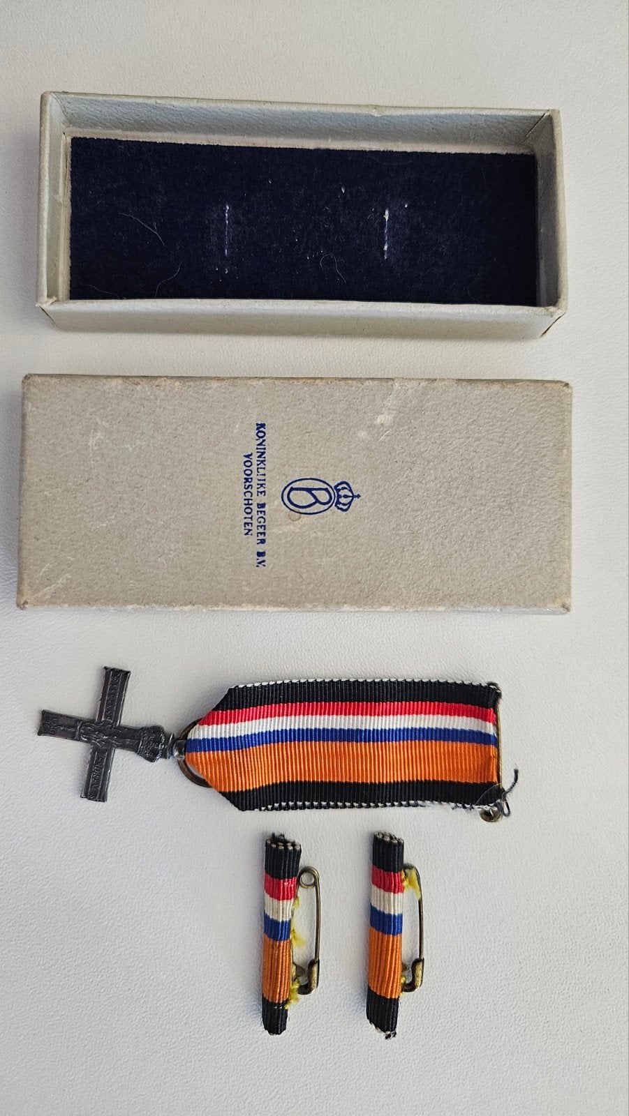 Miniatuur Verzetsmedaille met lint en knoopsgatversieringen, Verzamelen, Ophalen of Verzenden, Overige soorten, Nederland, Lintje, Medaille of Wings