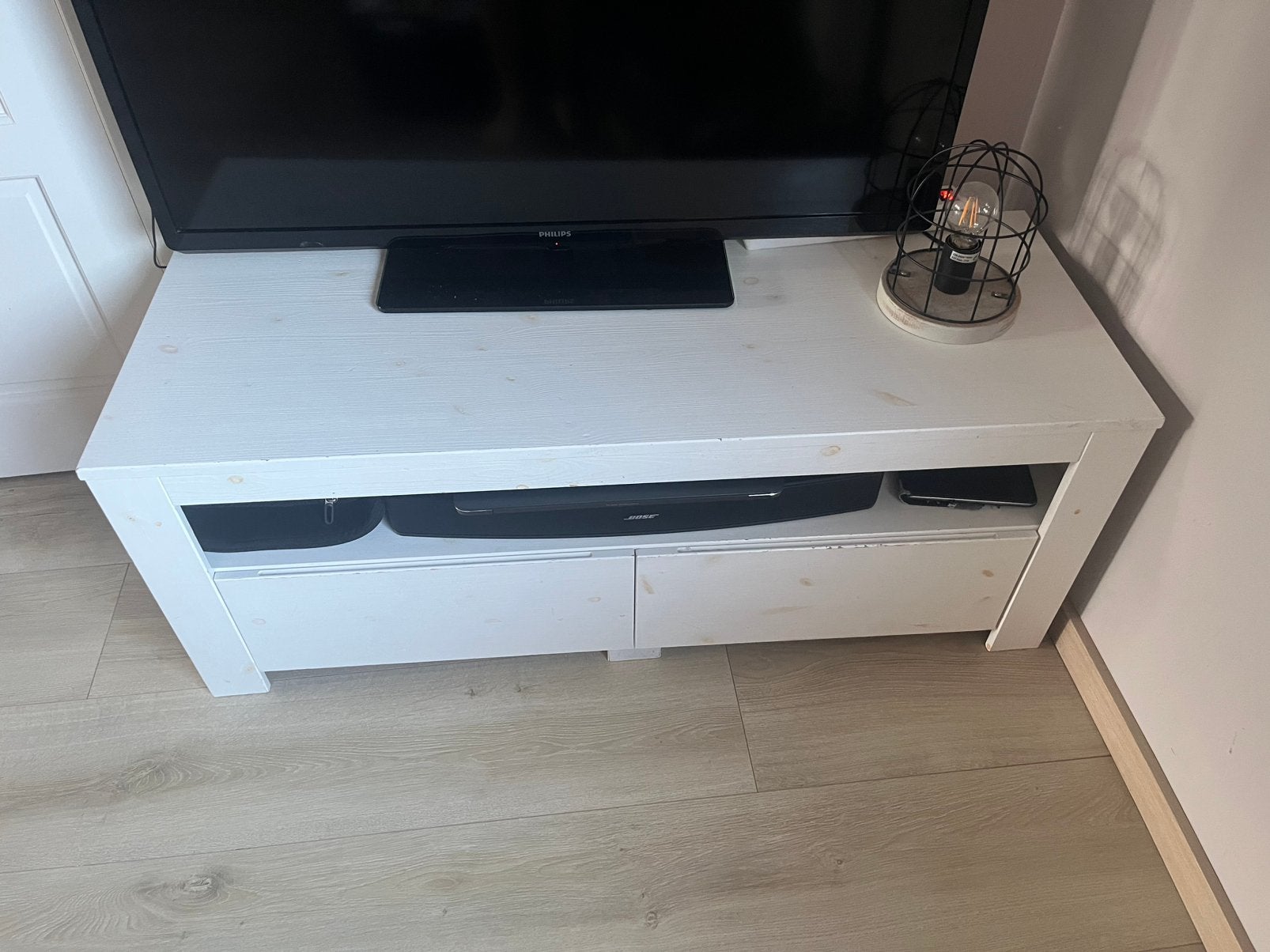 WOOOD Wit grenen tv-meubel met open vlak en twee lades, Ophalen, 100 tot 150 cm, Zo goed als nieuw, Minder dan 100 cm