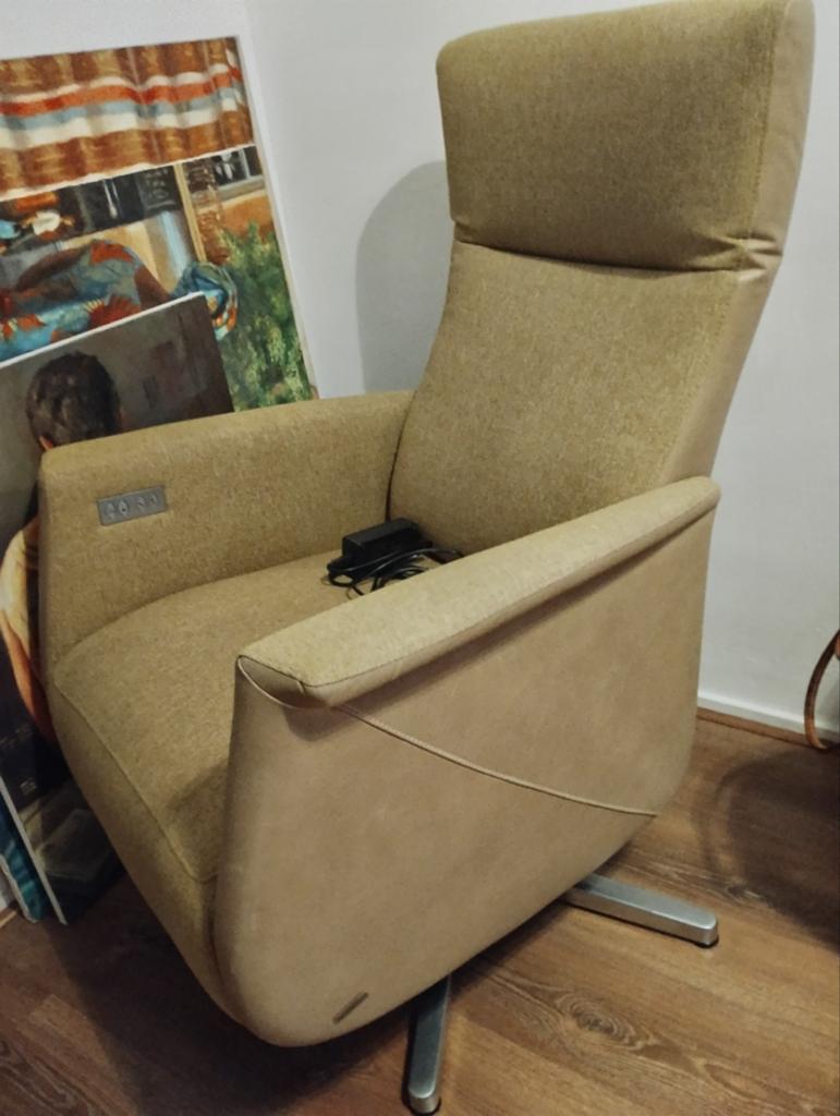 Prominent sta op fauteuil, Ophalen