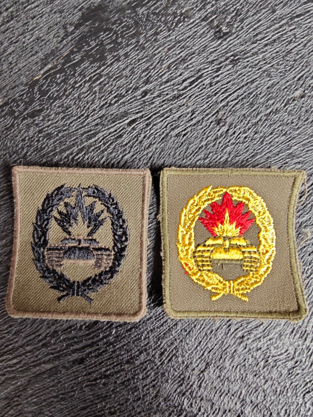 KL Landmacht Pantserbestrijdingssystemen borstemblemen, Ophalen of Verzenden, Landmacht, Nederland, Embleem of Badge