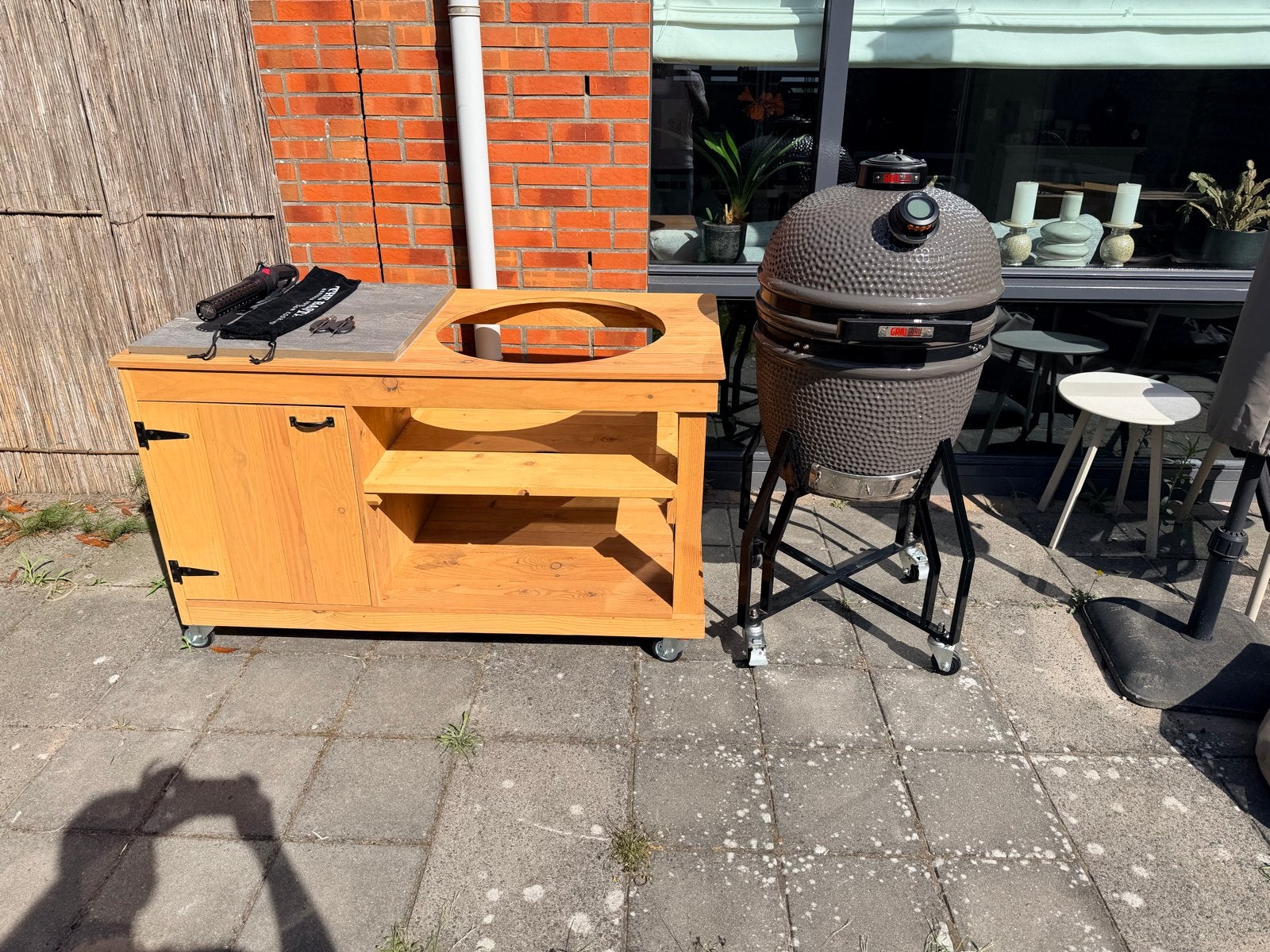 Kamado Large met Douglas kamado tafel en accessoires, Ophalen, Gebruikt