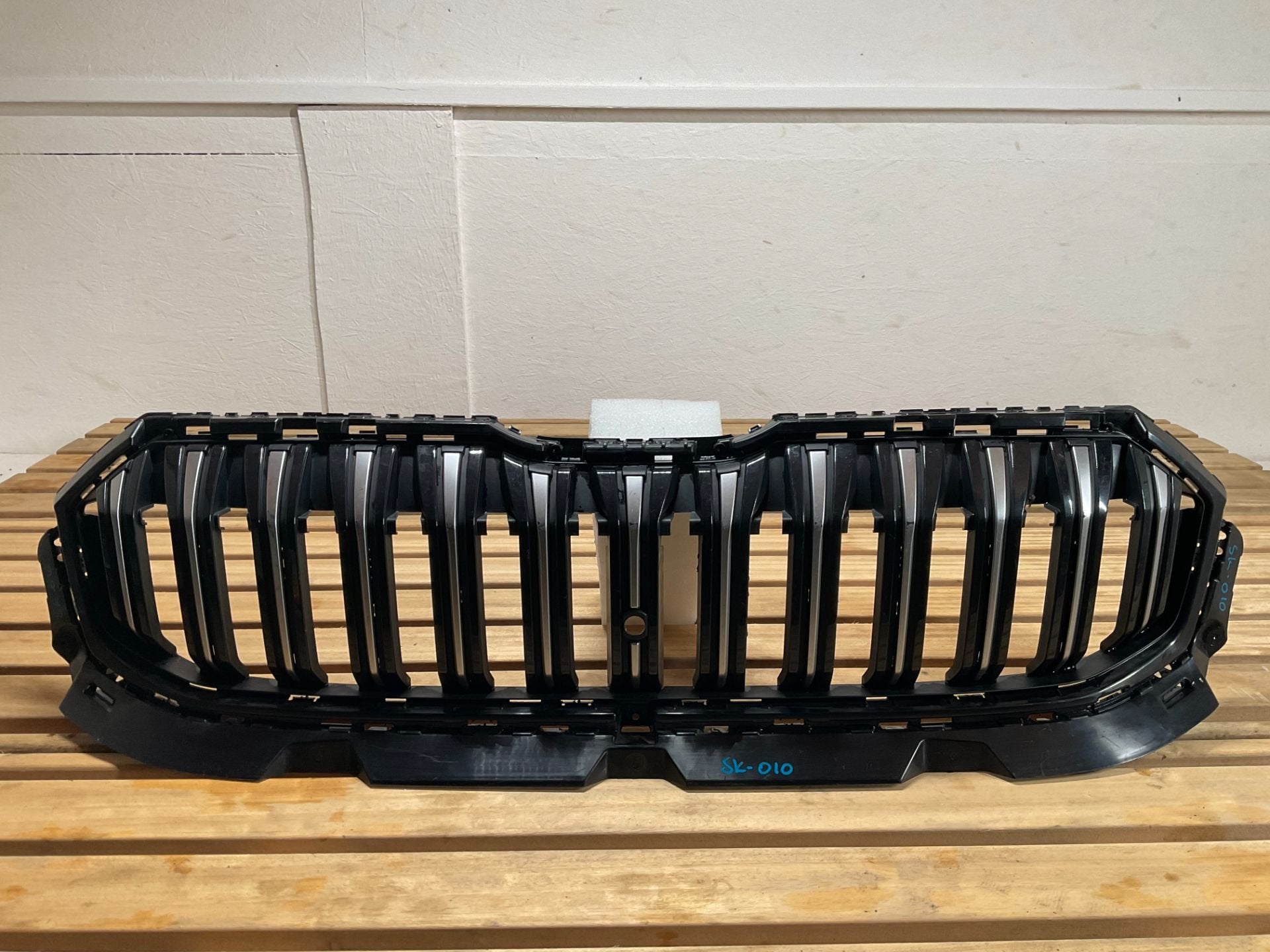 Bumper Grill Skoda Karoq NU7 2021 57H853653B grill SK-010, Skoda, Skoda Auto a.s., Gebruikt, Infoline@skoda-auto.cz