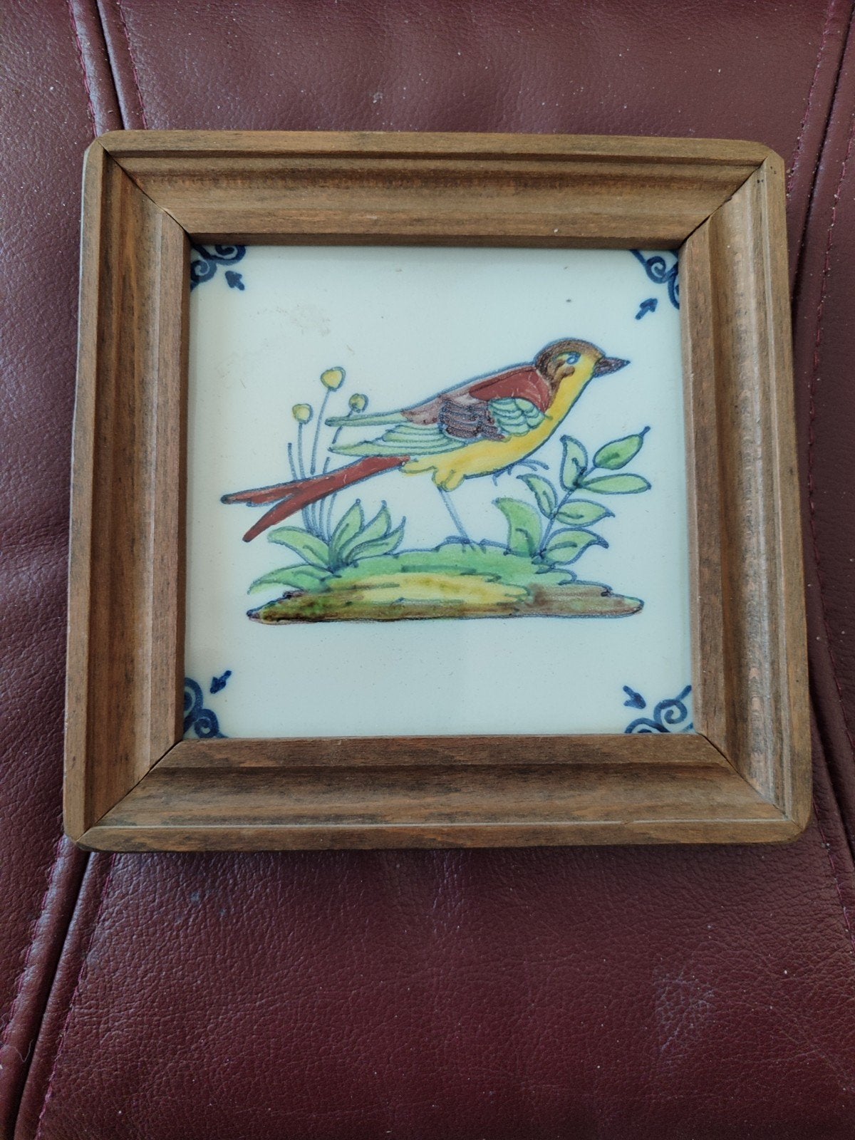 Decoratieve tegel met vogel in houten lijstje ., Ophalen of Verzenden