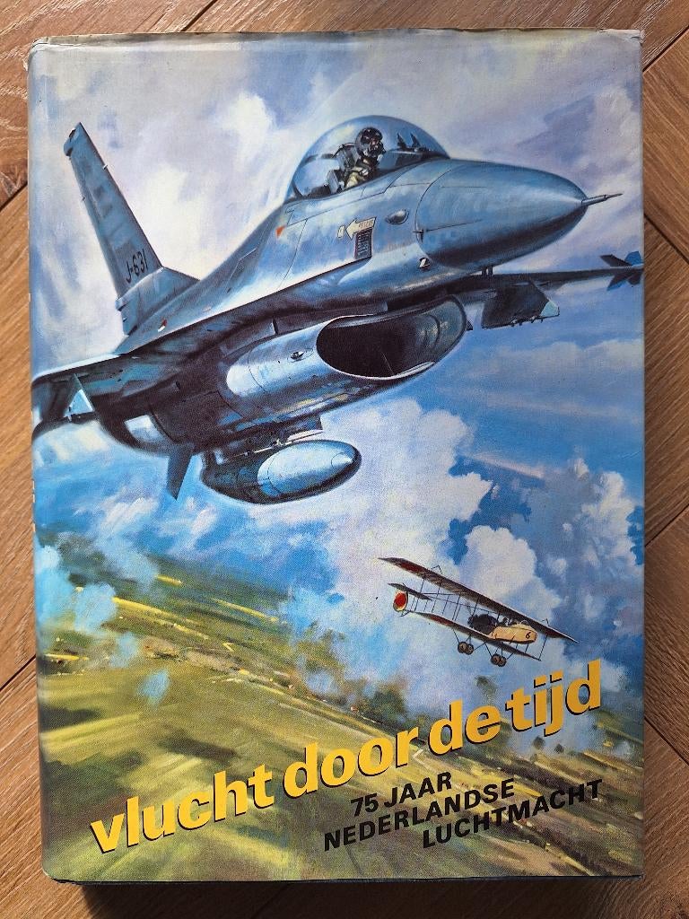Vlucht door de tijd. 75 jaar Nederlandse Luchtmacht; A.P. de, Ophalen of Verzenden, Zo goed als nieuw, Boek of Tijdschrift