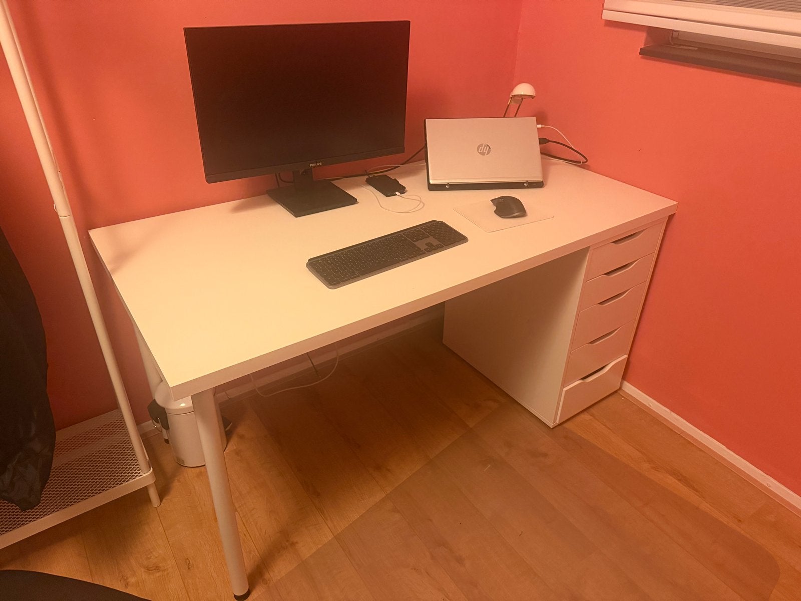 Wit IKEA Bureau (ALEX ladeblok + blad + poten), Ophalen, Met lades, Spaanplaat of MDF, Zo goed als nieuw