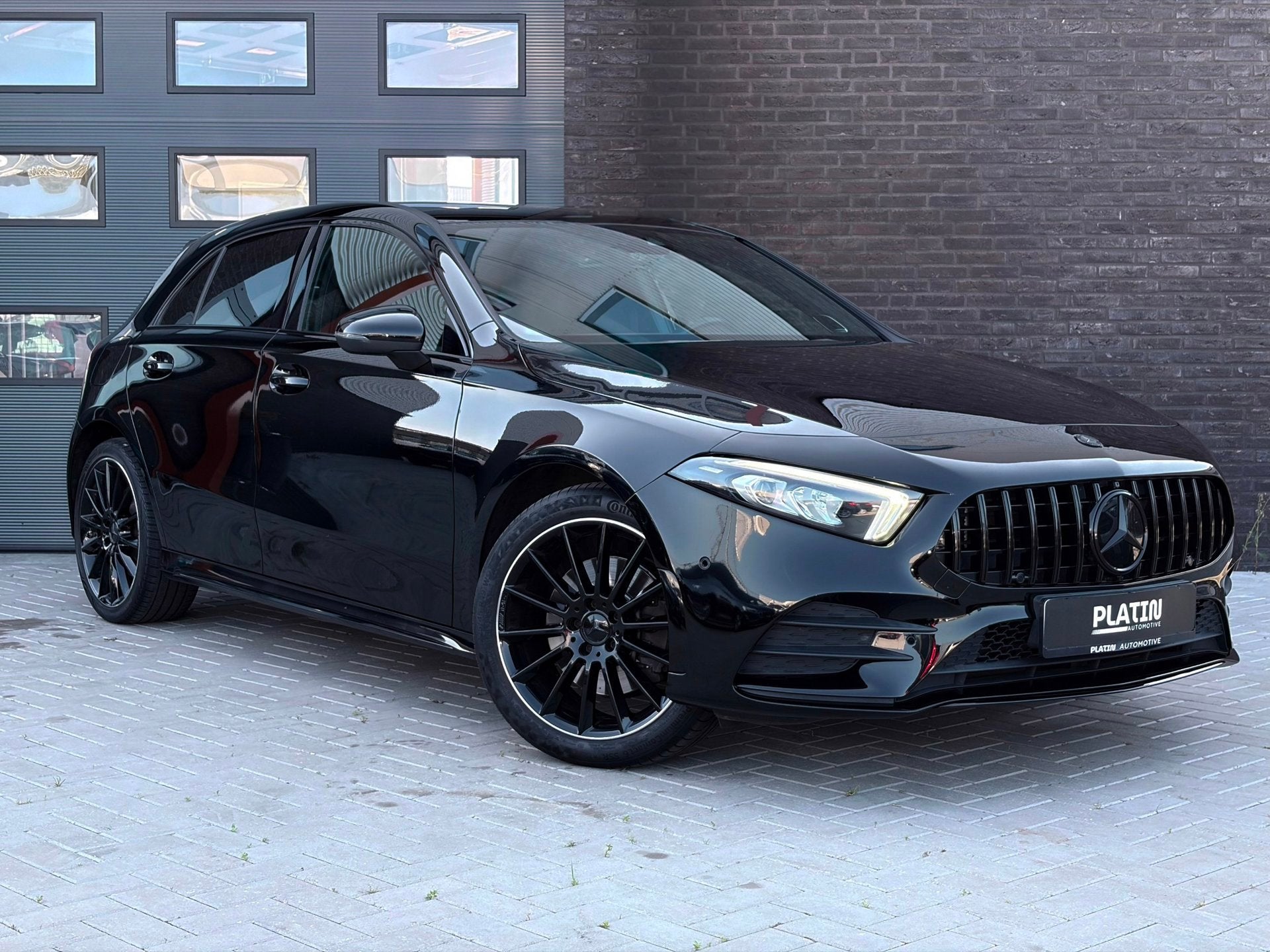 Mercedes-Benz A-klasse A250 e AMG |PANO|BURM|BTW|NIGHT, Auto's, Gebruikt, 4 cilinders, 15 kWh, Zwart