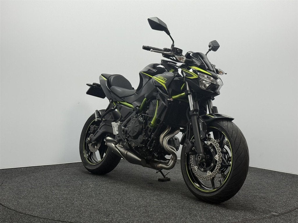 Kawasaki Z650 ABS, Motoren, Motoren | Kawasaki, LED Verlichting, 649 cc, Bedrijf, 12 t/m 35 kW