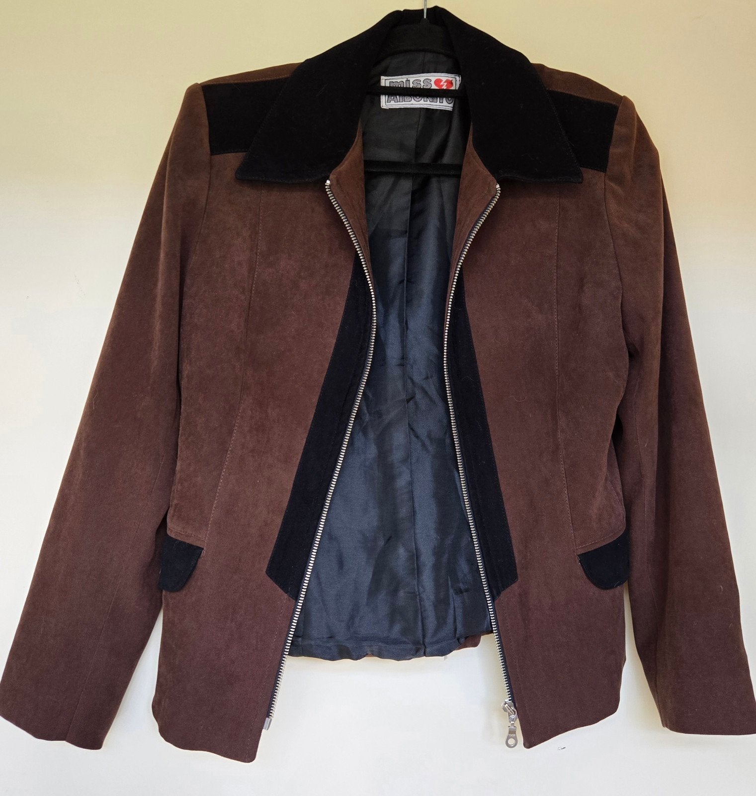 Vintage Miss Aibonto jasje - Bruin met fluwelen details, Ophalen of Verzenden, Zo goed als nieuw, Maat 38/40 (M), Bruin