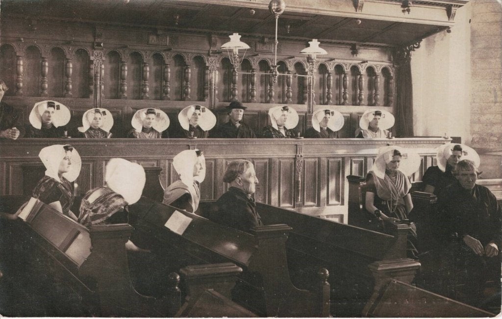 Fotokaart Kapelle Zuid-Beveland - Kerkinterieur klederdracht, Ophalen of Verzenden, Voor 1920, Ongelopen, Zeeland