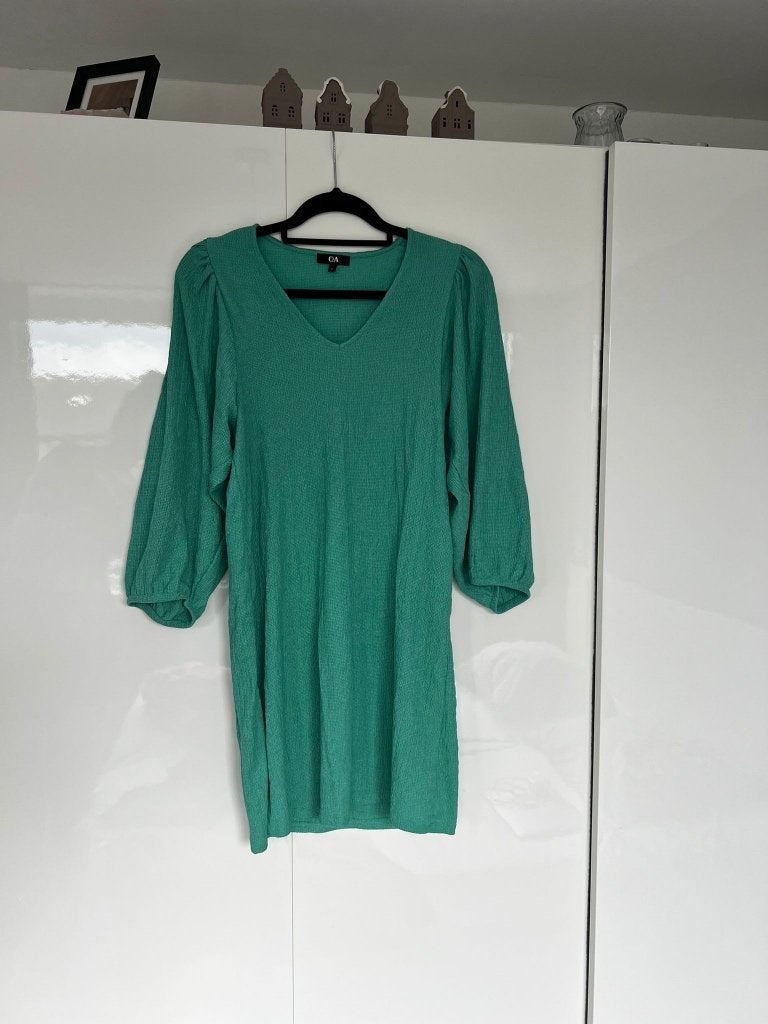 Trendy Groene Jurk met V-hals en Driekwart Pofmouwen, Kleding | Dames, Jurken, Maat 38/40 (M), Verzenden, Zo goed als nieuw, C&A