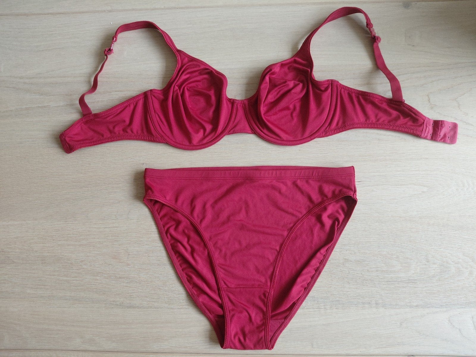 Mooie rode lingerie van Hunkemoller 75 D en broekje L, Verzenden, Rood