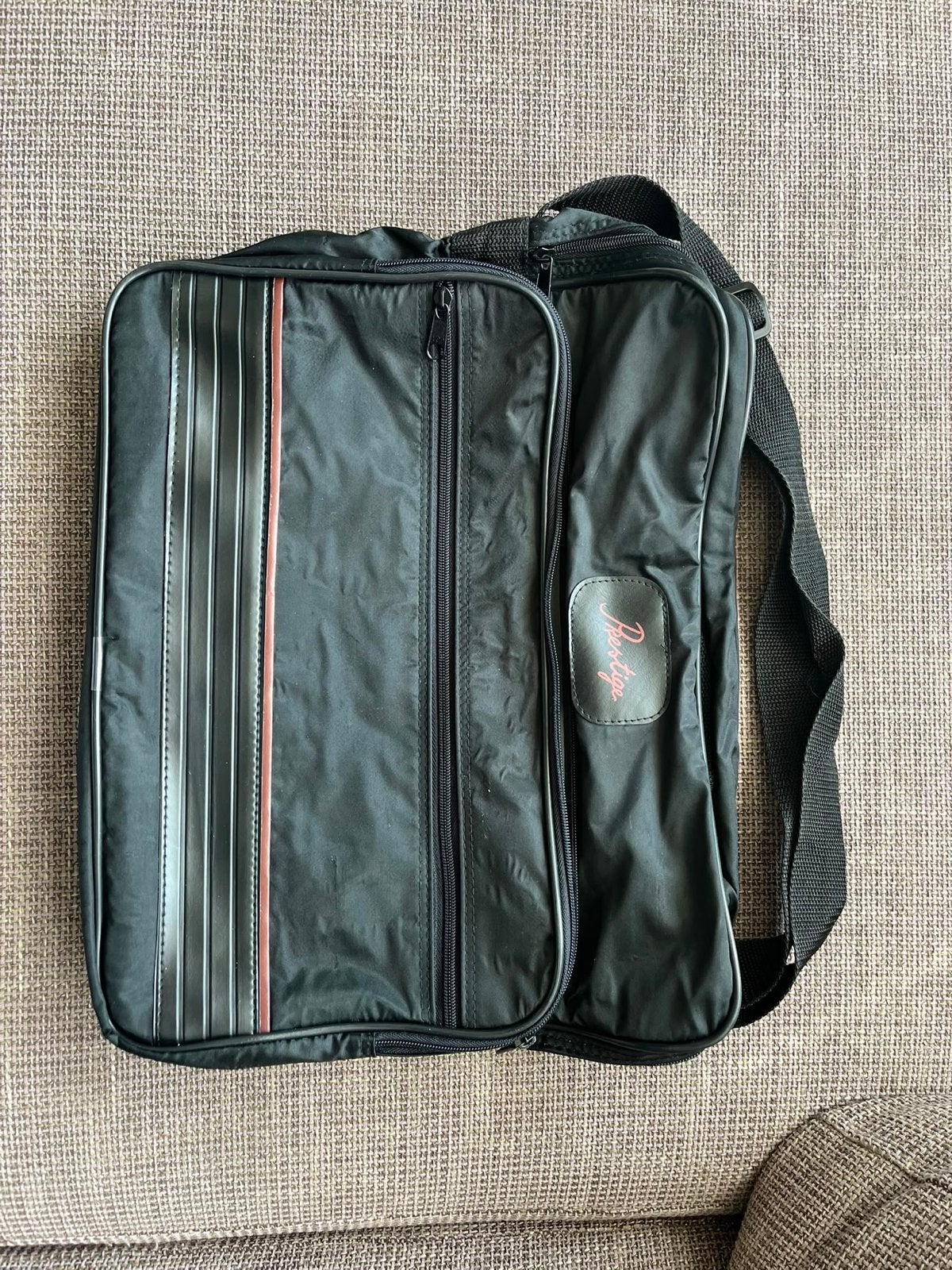 Zwarte schoudertas/laptoptas met rode strepen, 40 tot 60 cm, Gebruikt, 20 tot 30 cm, Zwart