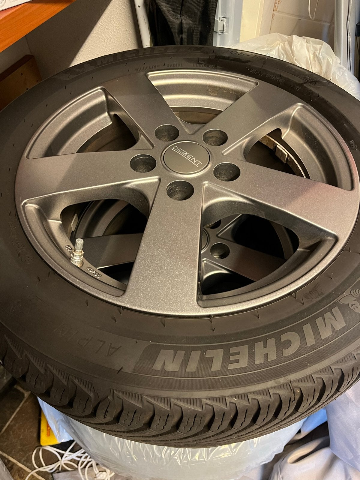 Michelin Alpine 205/55 R16 winterbanden met Dezent velgen, Ophalen, Gebruikt, 16 inch, Banden en Velgen