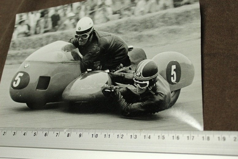 Foto BMW race zijspan Enders Engelhard ??? TT assen, Ophalen of Verzenden, Gelezen
