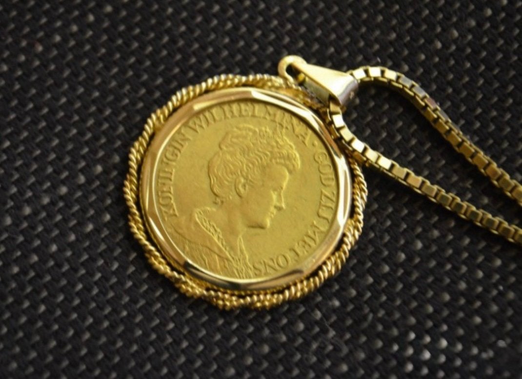 Gouden Tientje Wilhelmina hanger en ketting, Overige voorstellingen, Ophalen of Verzenden, Zo goed als nieuw, Goud