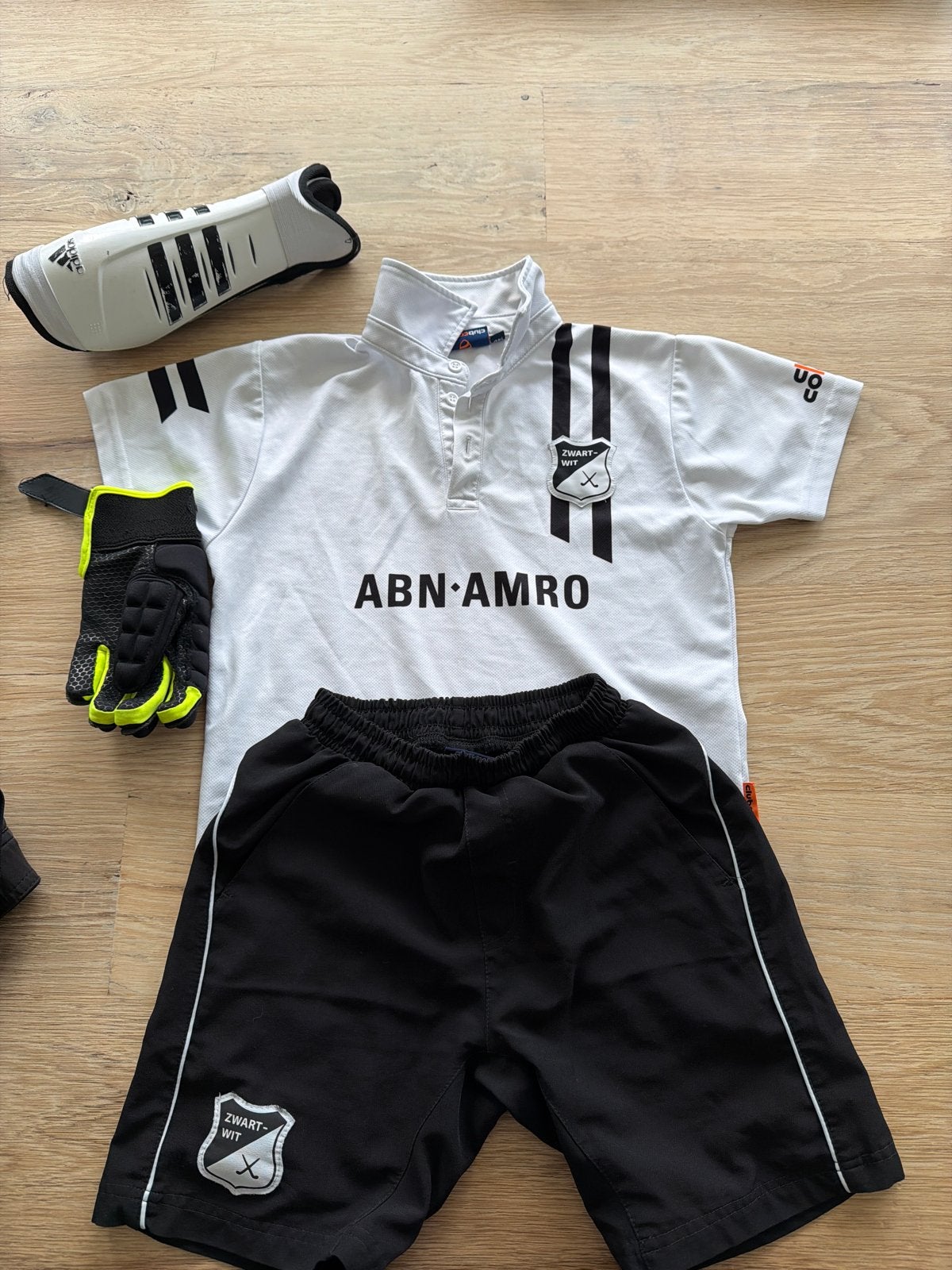 Hockey tenue Zwart-Wit met scheenbeschermers en handschoen, Sport en Fitness, Ophalen, Zo goed als nieuw