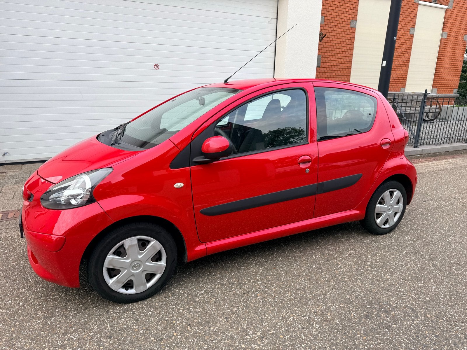 Toyota Aygo 1.0 12V Vvt-i 5DRS 2008 Rood met nieuwe APK, Auto's, Voorwielaandrijving, Stof, Zwart, 4 stoelen