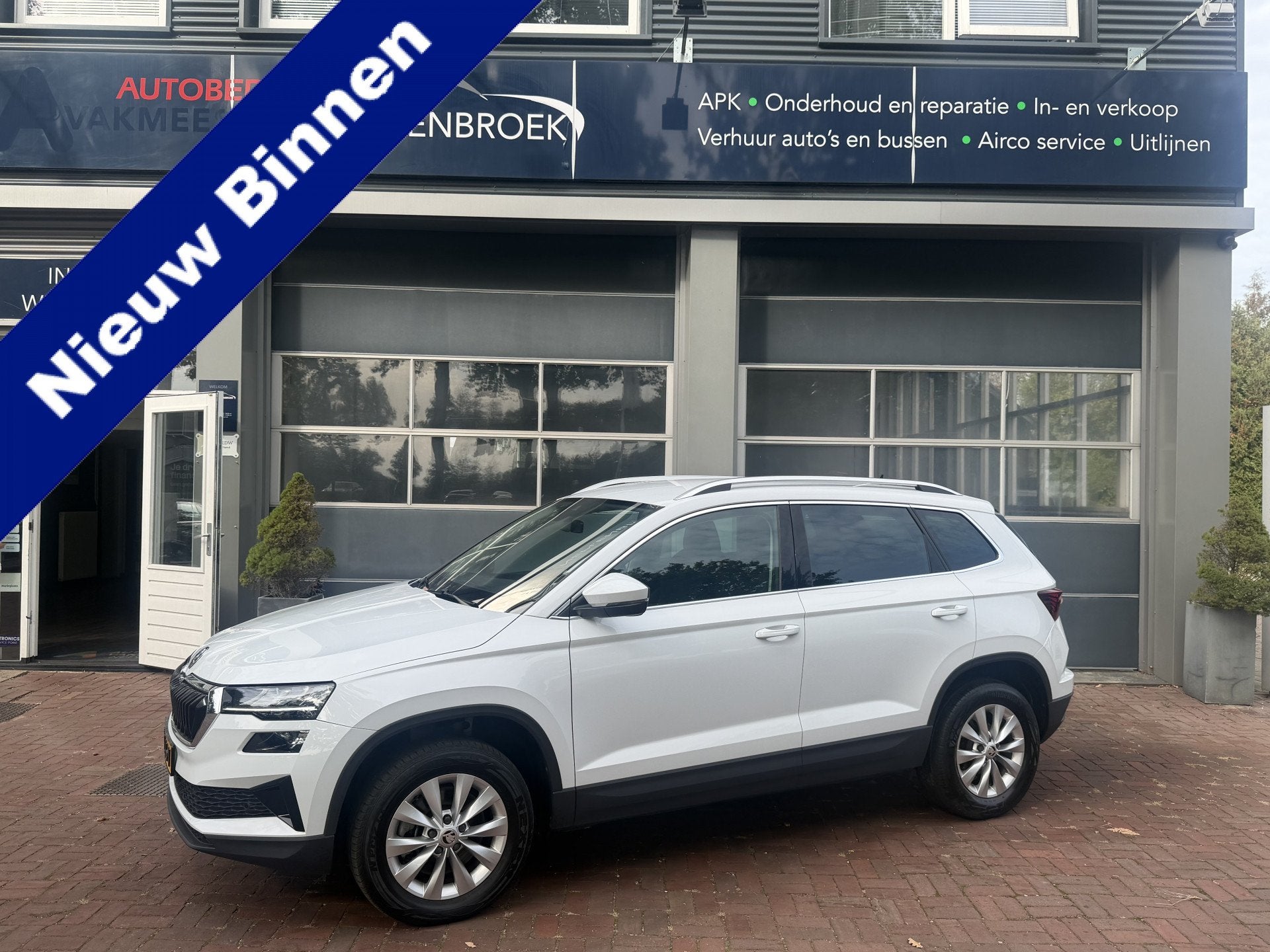 Skoda Karoq 1.5 TSI ACT Business Edition Full LED | Climate, Voorwielaandrijving, Dealer onderhouden, 4 cilinders, Wit