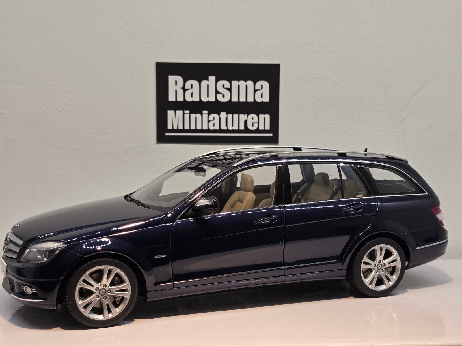 Mercedes-Benz C-Klasse Combi S204 - Blauw - 1:18 AUTOart, Hobby en Vrije tijd, Modelauto's | 1:18, Auto, Autoart, Ophalen of Verzenden