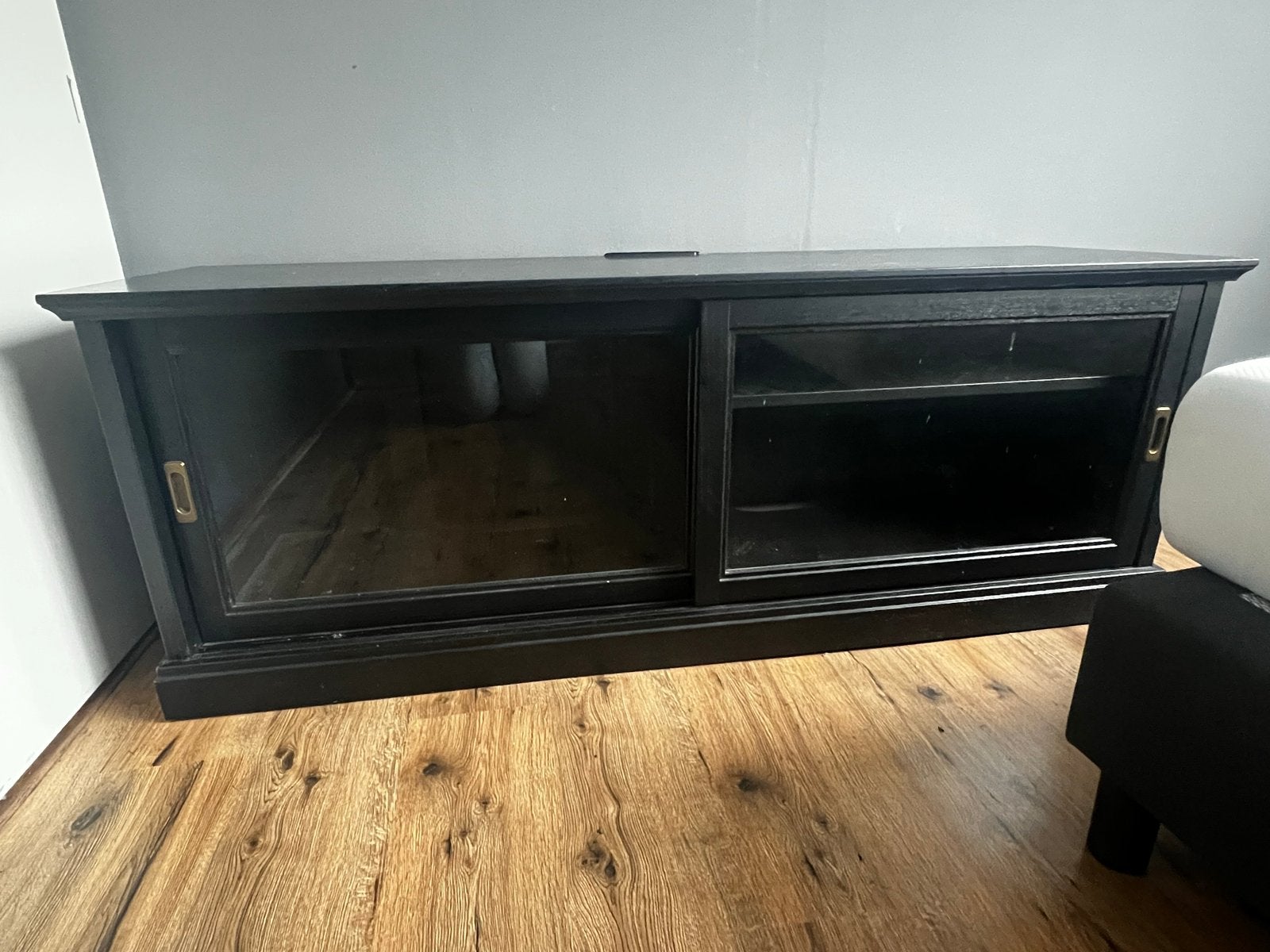 Zwart Ikea TV-meubel met glazen schuifdeuren, Ophalen, Gebruikt, 150 tot 200 cm, Minder dan 100 cm