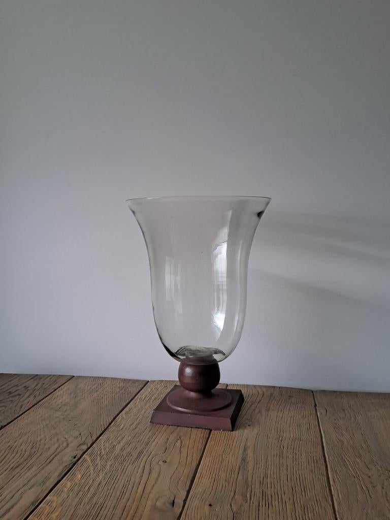 Groot windlicht/Vaas met ijzeren voet, Huis en Inrichting, Woonaccessoires | Vazen, Ophalen, Overige kleuren, Minder dan 50 cm