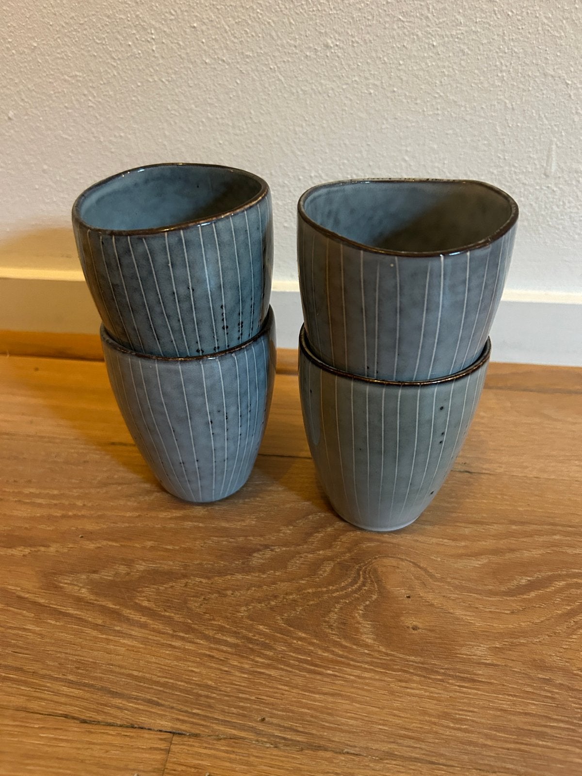 Set van 4 handgemaakte keramische bekers grijs gestreept, Huis en Inrichting, Overige merken, Keramiek, Nieuw, Modern