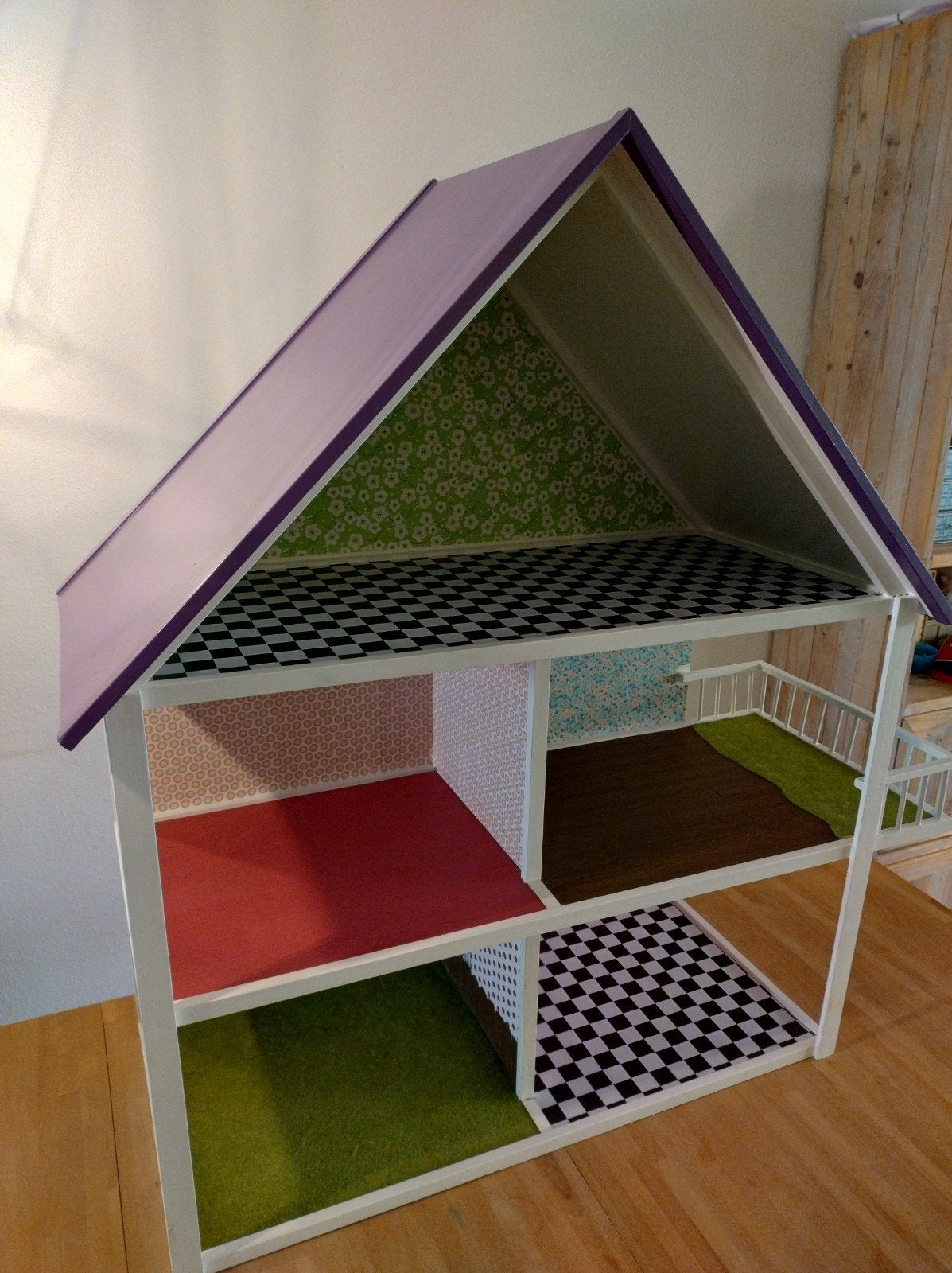 Vrolijk gekleurd en net poppenhuis, Ophalen, Zo goed als nieuw, Poppenhuis