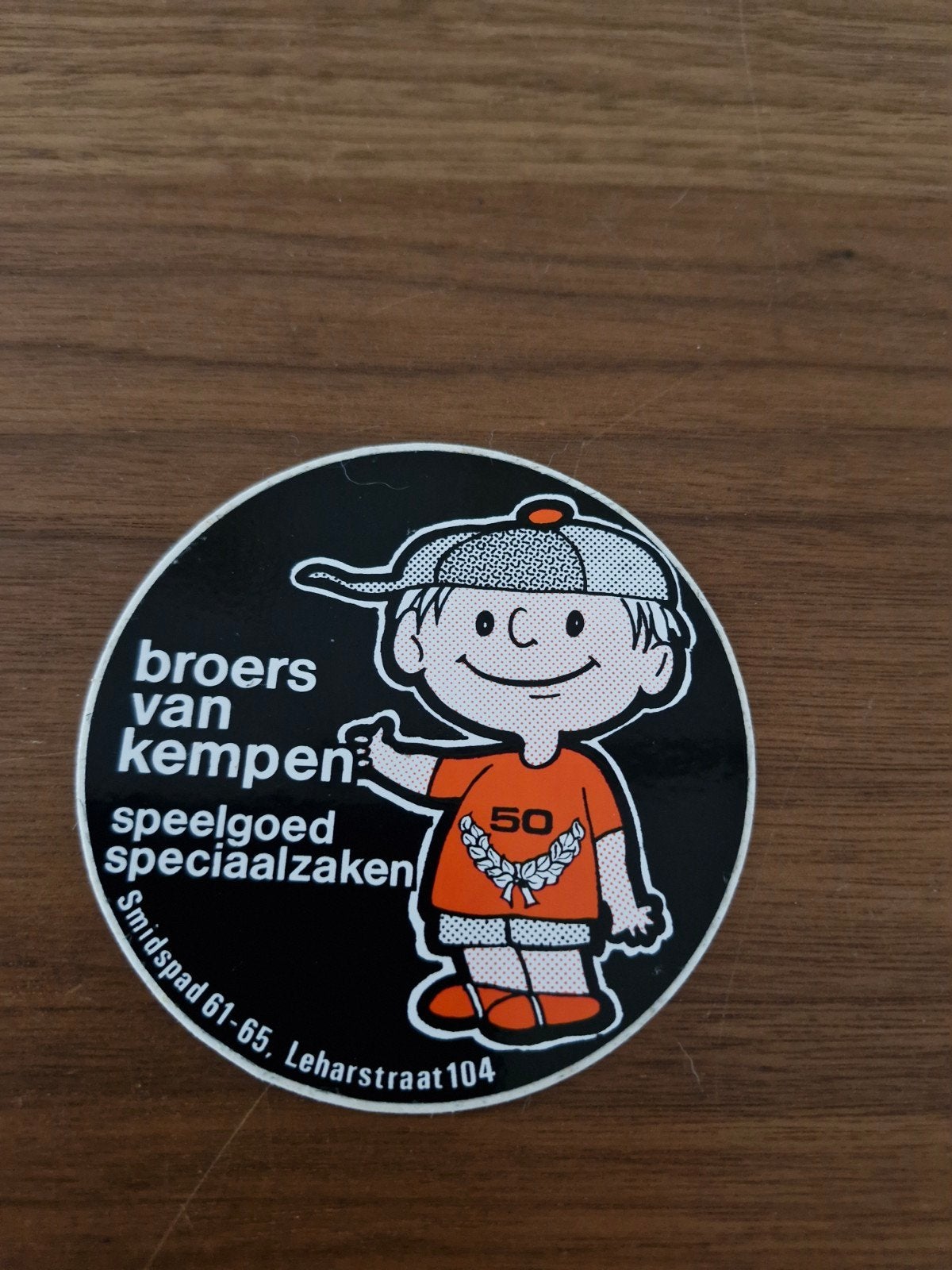 1226 Sticker Broers van Kempen Speelgoed - 10 cm doorsnede, Ophalen of Verzenden, Gebruikt, Overige typen