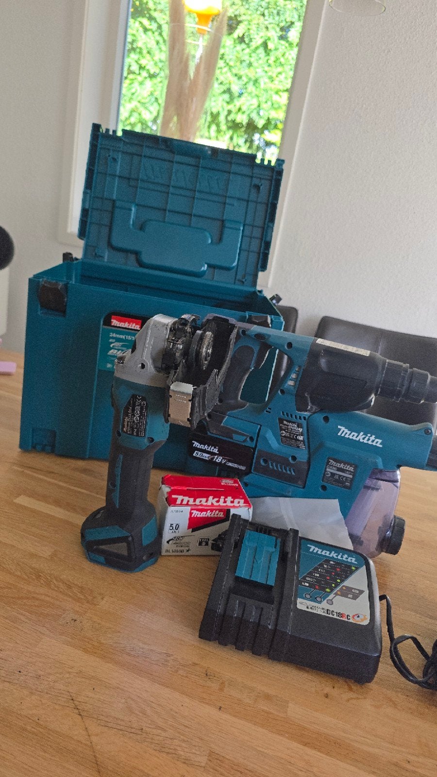 Makita DHR242 & DGA504 Set - Incl. Lader en Accu's, Ophalen, Zo goed als nieuw, Boor- en/of Breekhamer, Klopboormechanisme