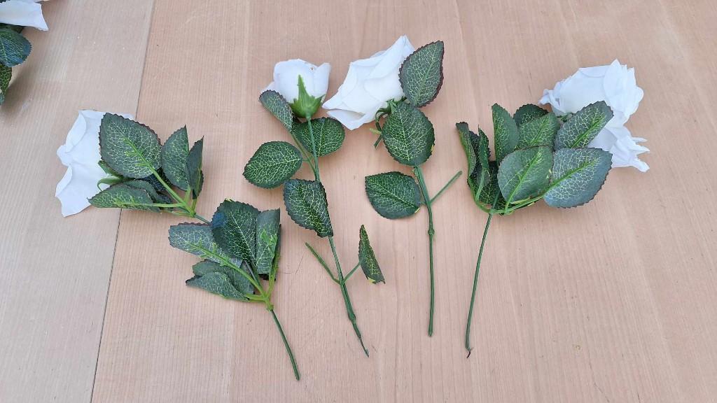 Te koop een bos met witte kunstrozen (met 11 bloemen)., Huis en Inrichting, Woonaccessoires | Kunstplanten en Kunstbloemen, Binnen