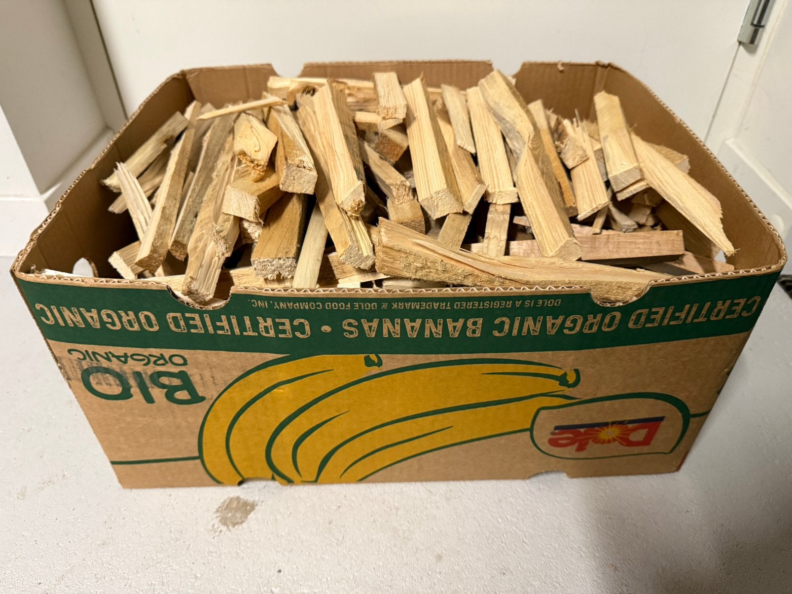 Bananendoos vol droge aanmaakhoutjes openhaard hout vuurkorf, Tuin en Terras, Minder dan 3 m³, Ophalen