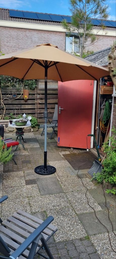 Parasol - Beige/Zandkleurig - Zo goed als nieuw met voet, Ophalen