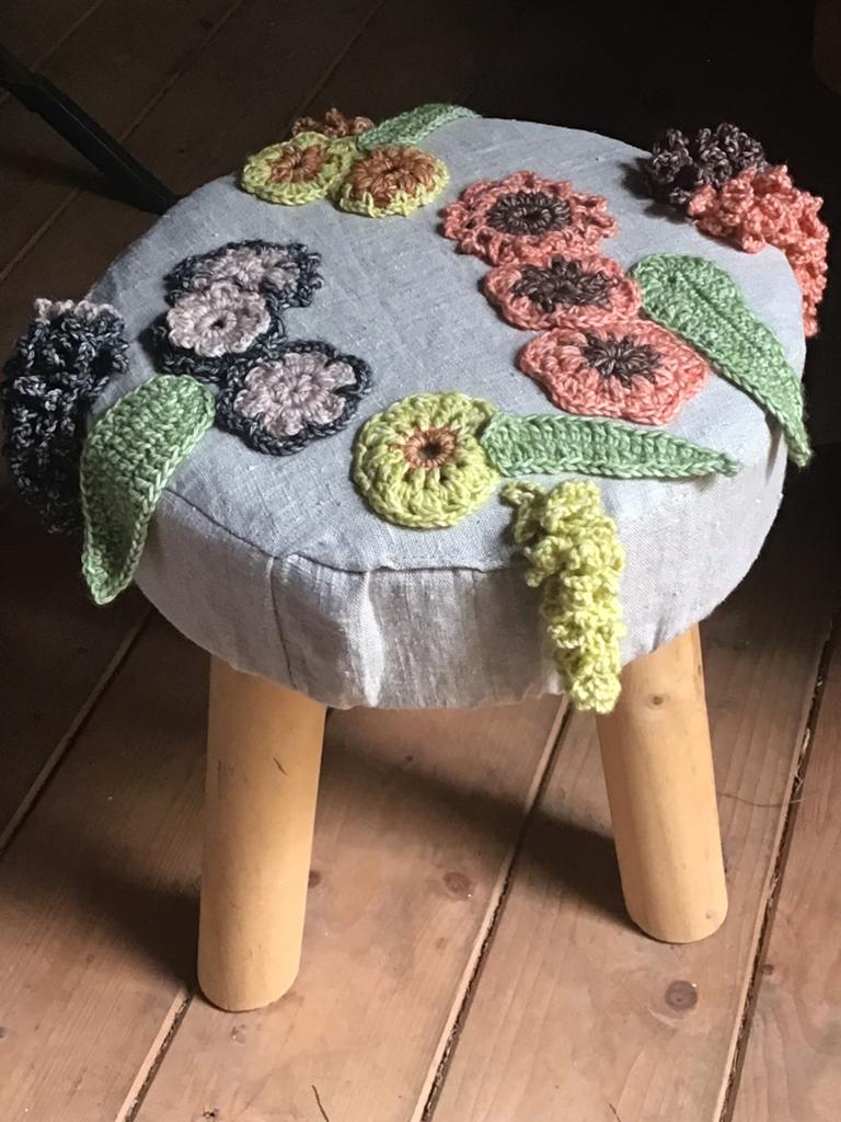 Krukje met robuuste houten poten, Ophalen of Verzenden, Nieuw, Hout