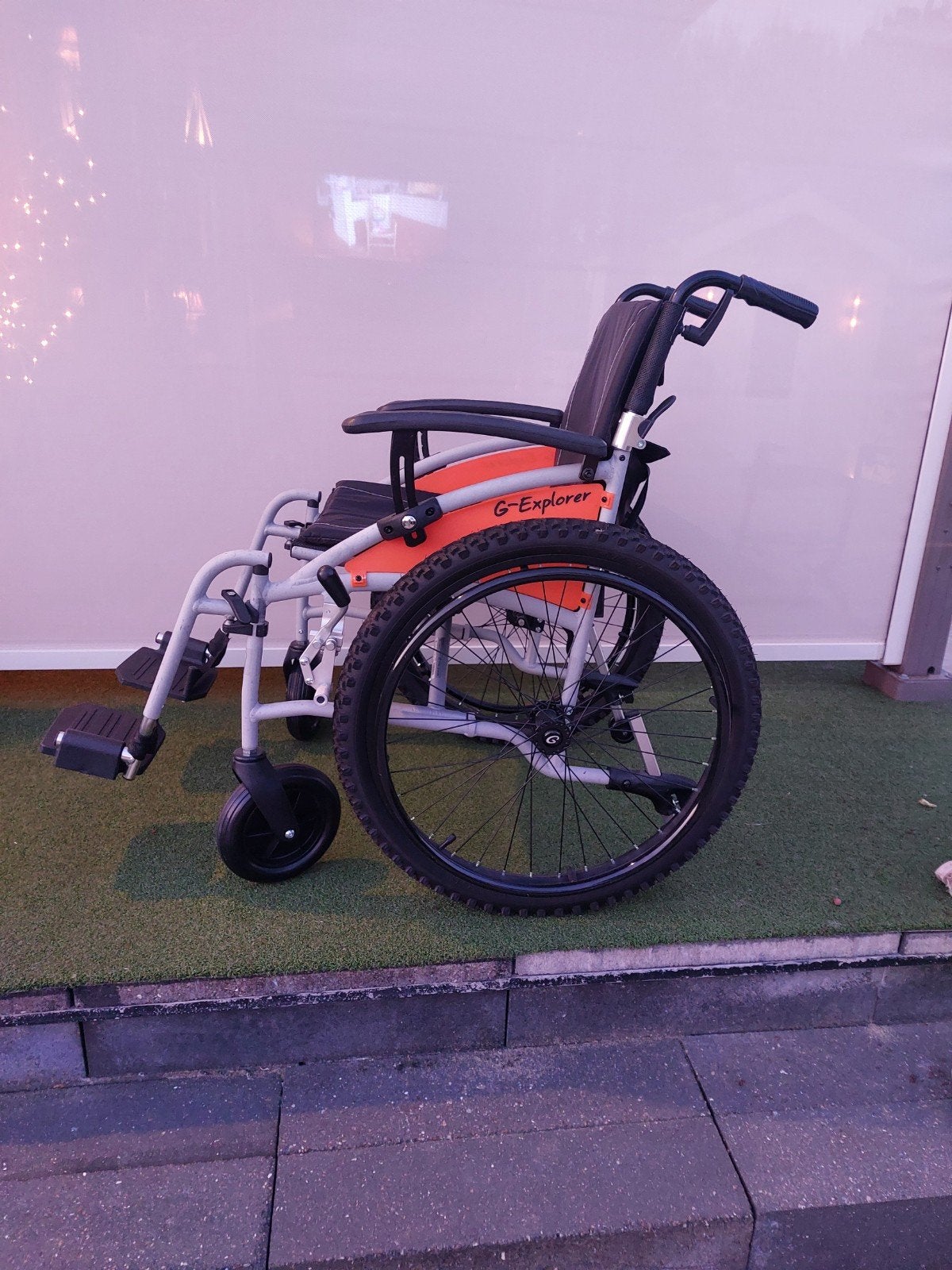 Explorer  en een  g logic   lichtgewicht rolstoel, Ophalen of Verzenden, Duwrolstoel