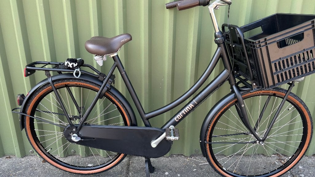 Mooie 28 inch matzwarte Cortina U4 Damesfiets, Terugtraprem, Versnellingen, 56 cm of meer, Zo goed als nieuw