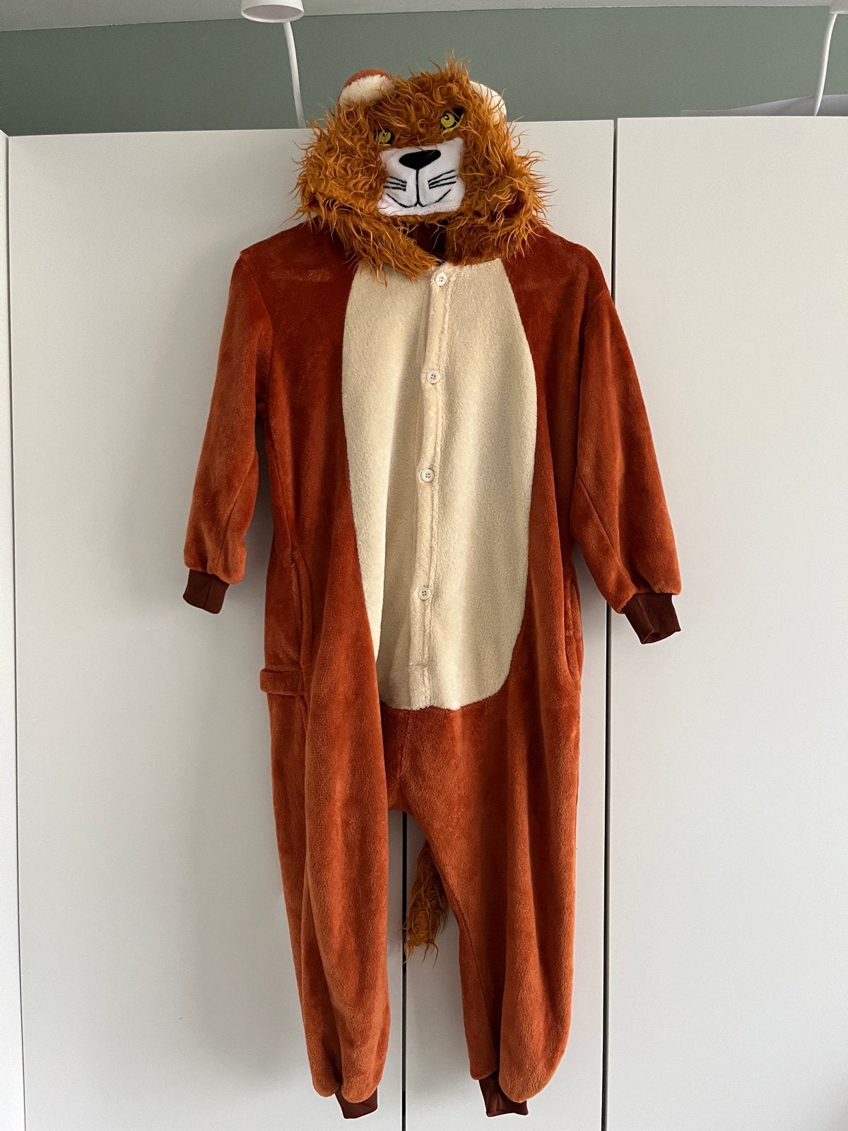 Onesie leeuw maat 130, Ophalen of Verzenden, Zo goed als nieuw, Jongen of Meisje, Nacht- of Onderkleding
