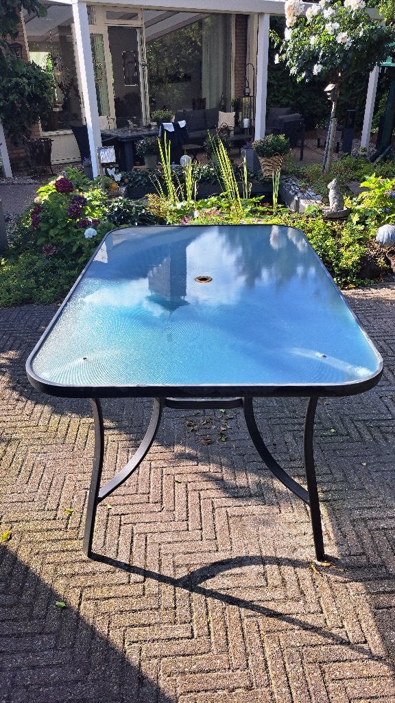 Tuin/Balkontafel met glazen blad en parasolgat, Ophalen, Gebruikt, Rechthoekig, Metaal