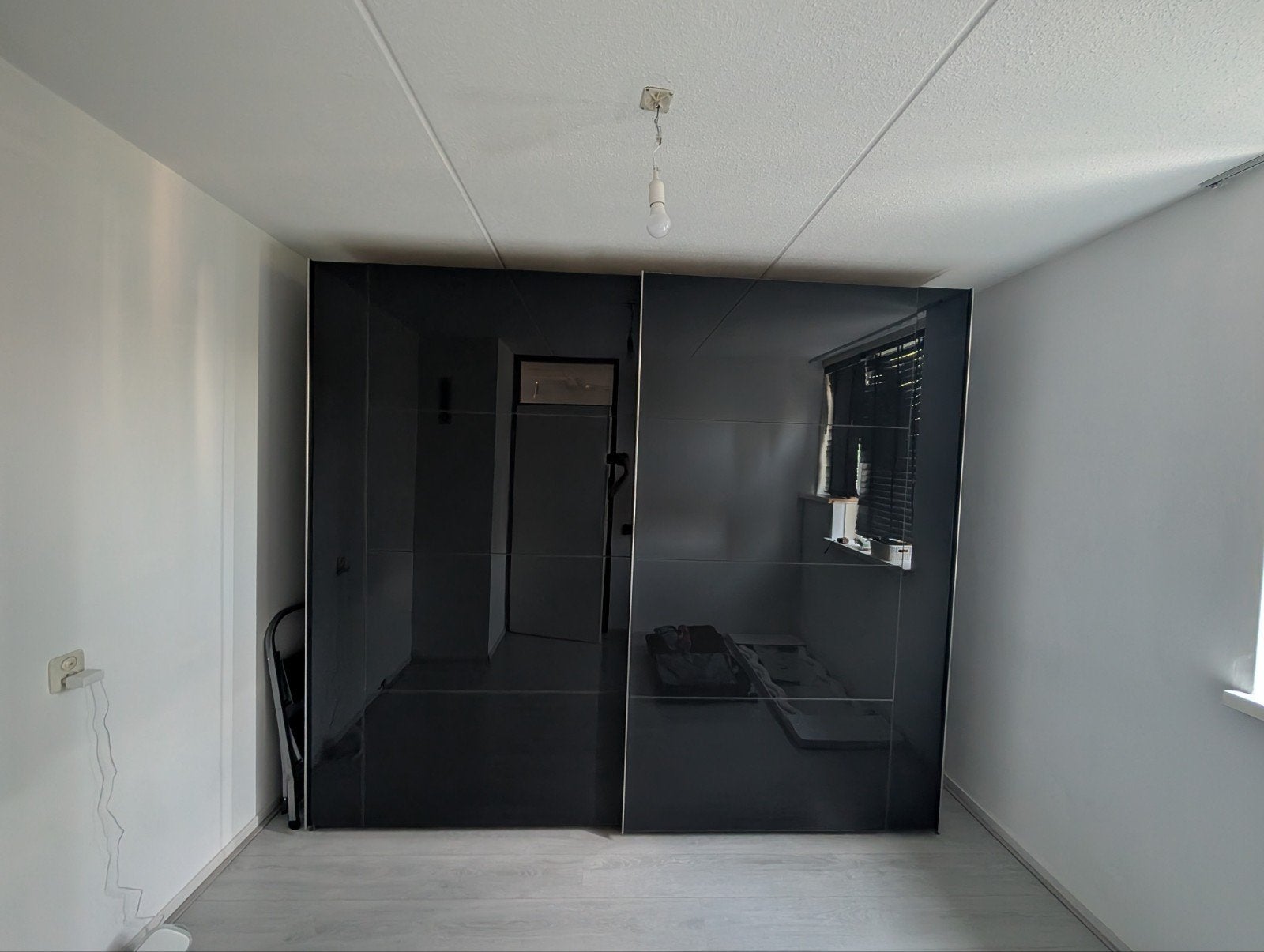 Grote kledingkast met schuifdeuren en spiegel, Overige materialen, Gebruikt, 200 cm of meer, Met plank(en)