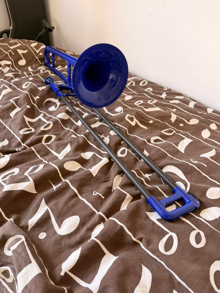 Jiggs pBone blauwe beginnerstrombone van kunststof, Ophalen, Zo goed als nieuw, Tenor, Met koffer
