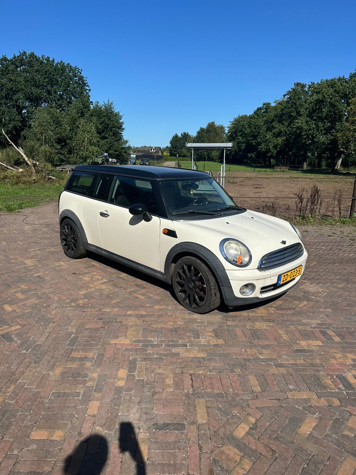 Mini Clubman 1.6 16V Cooper 88KW 2009 Wit, Auto's, Voorwielaandrijving, 4 cilinders, 4 stoelen, Stationwagon