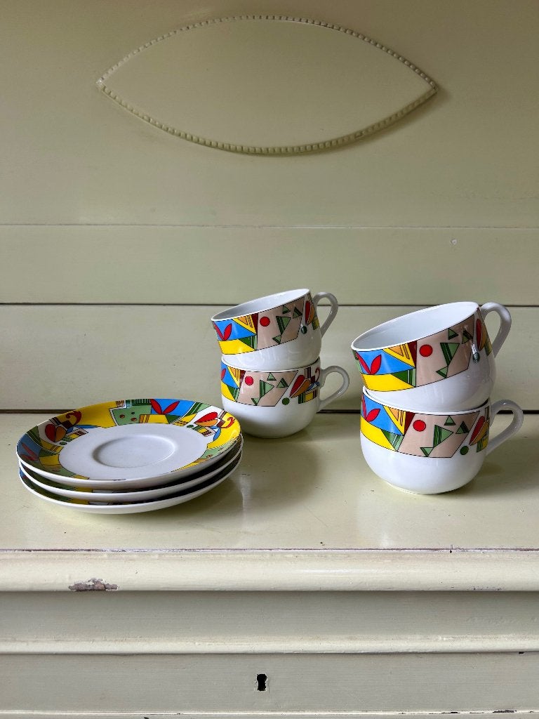 Kop en schotel (4 stuks) (kleurrijke en geometrisch patroon), Ophalen of Verzenden, Zo goed als nieuw, Overige stijlen, Kop(pen) en/of Schotel(s)