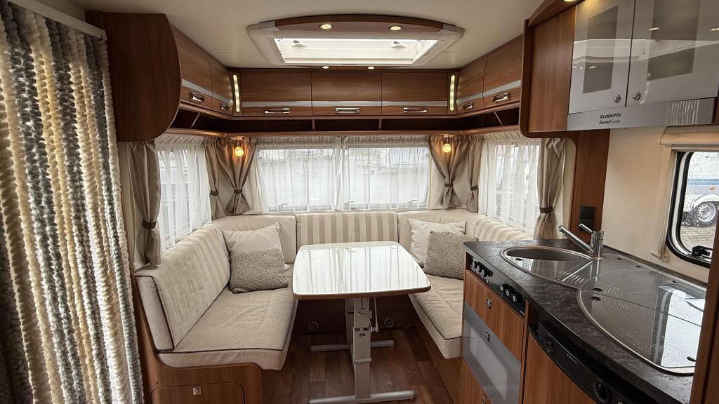 Dethleffs Nomad 500 DB bouwjaar 2012 met voortent, Caravans en Kamperen, Caravans, Rondzit, Bedrijf, Schokbreker, Overige typen